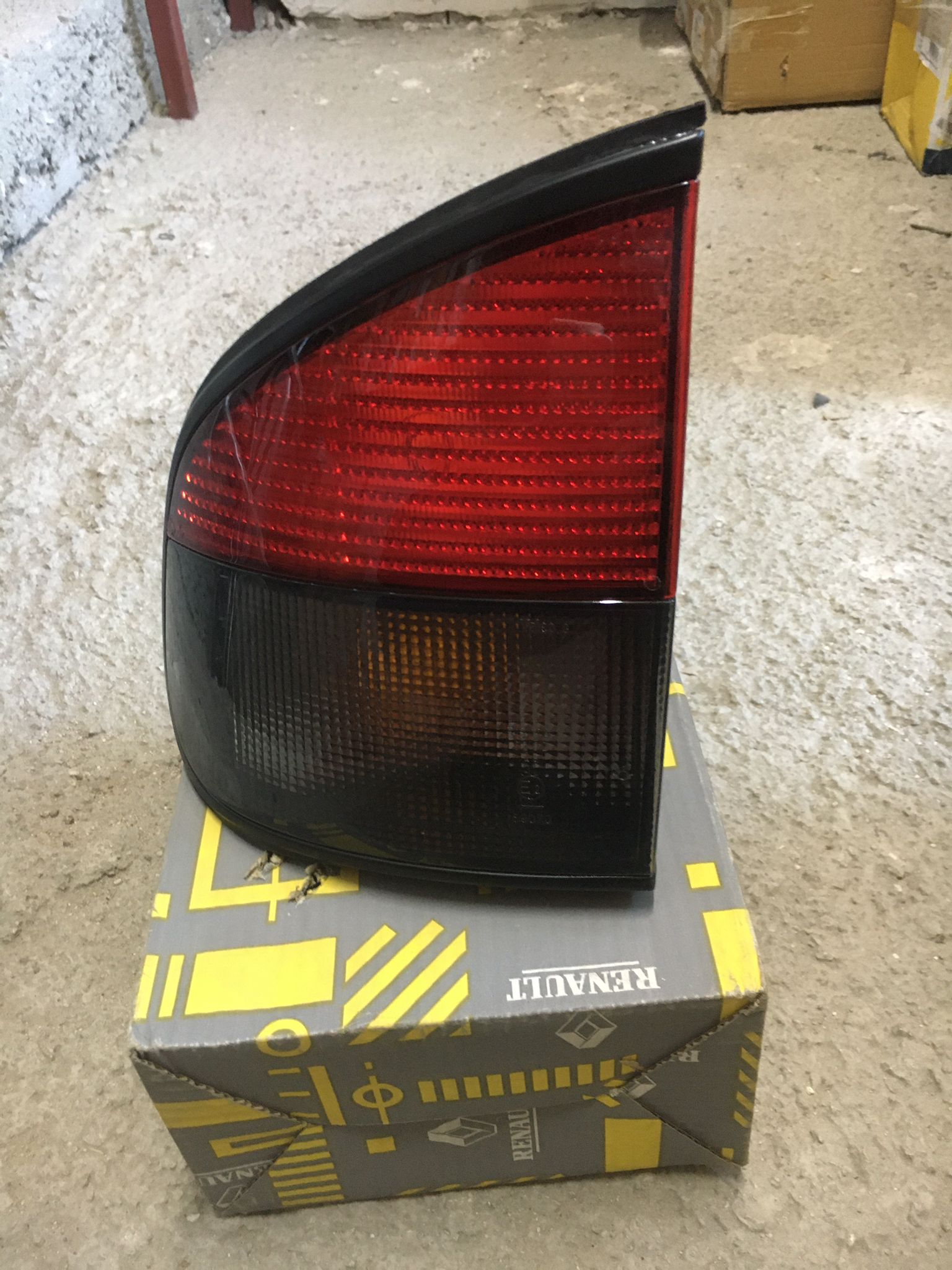 Safrane Arka Stop Lambası Sol 1993-1996 Orjinal 7701035699